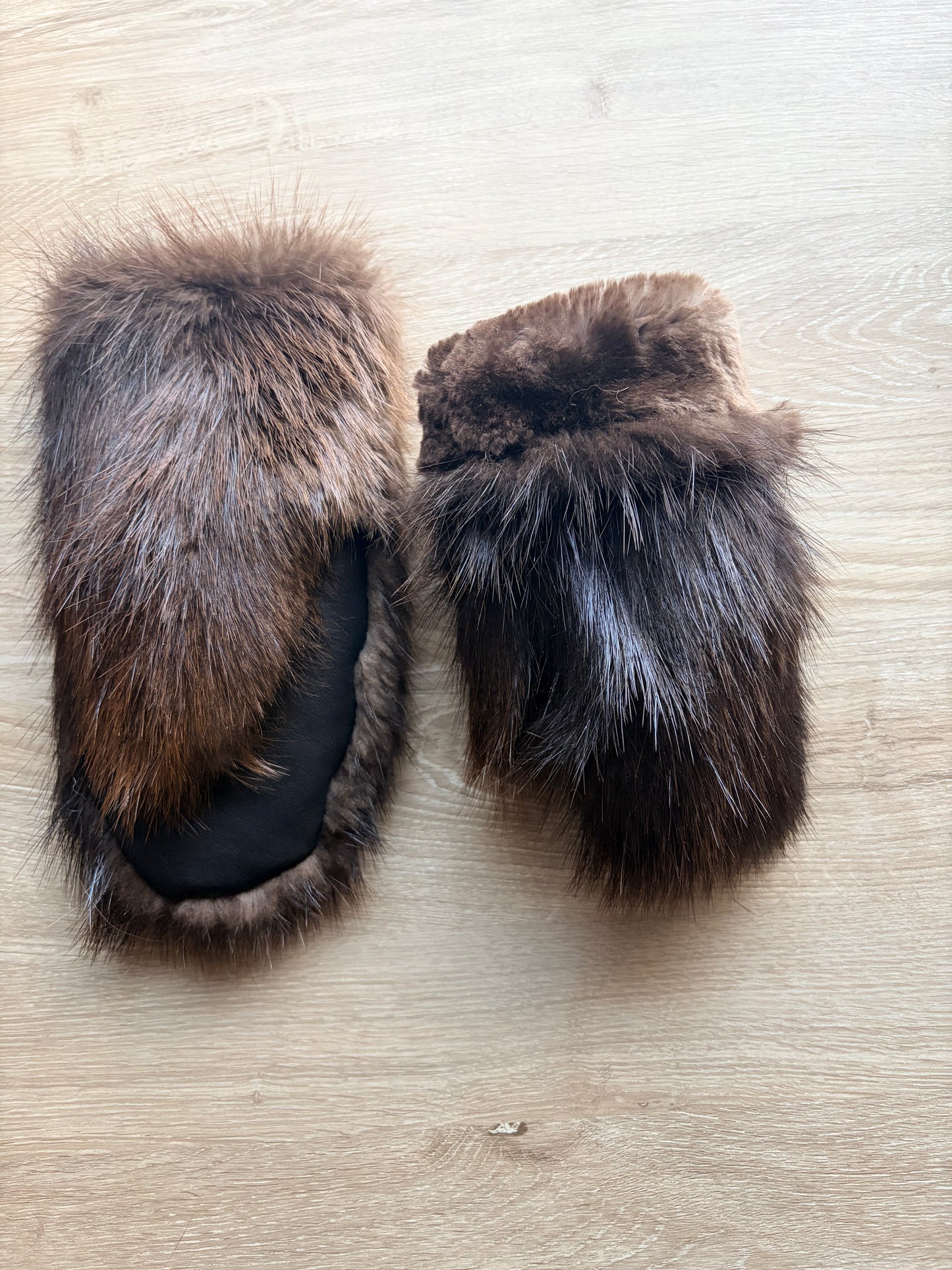 Beaver Gauntlets Lined With Shearling Wool